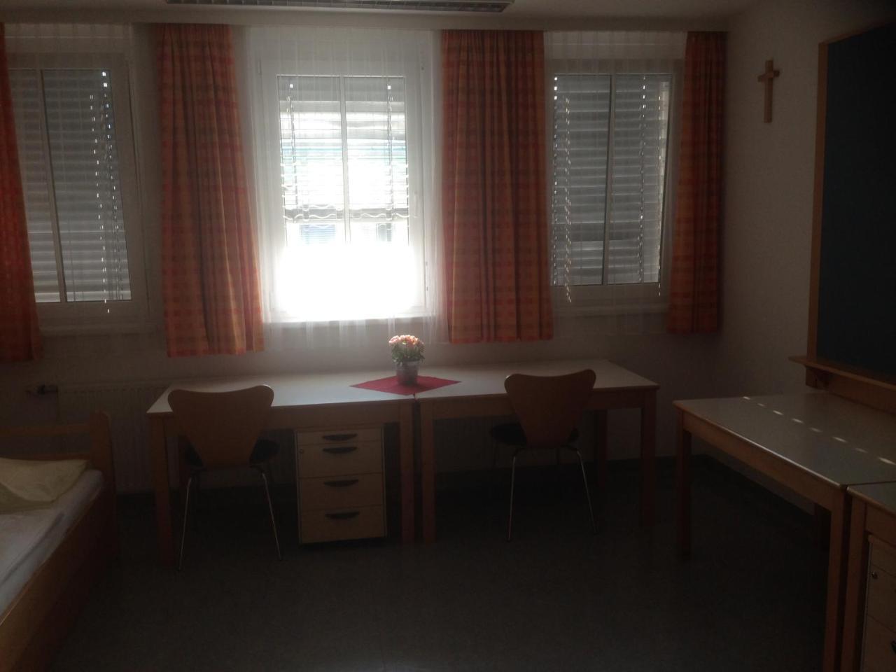 Hostel Obertrum Екстер'єр фото